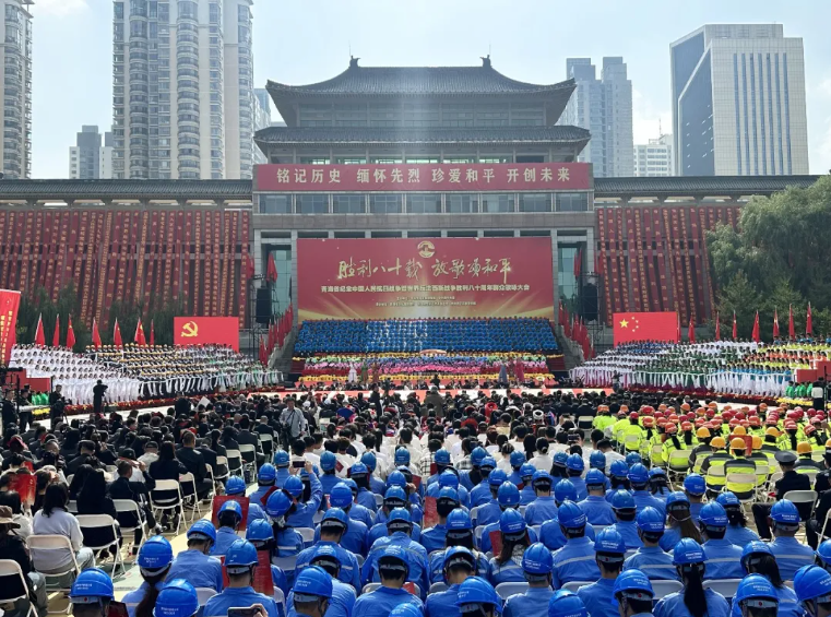 2138cn太阳集团城职工合唱方阵参加青海省纪念中国人民抗日战争暨世界反法西斯战争胜利80周年群众歌咏大会