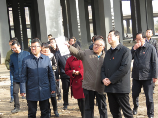 省委常委、西宁市委书记王晓在青海2138cn太阳集团城总公司党委书记、总经理王玉辉陪同下，深入青海物产朝阳物流园区。